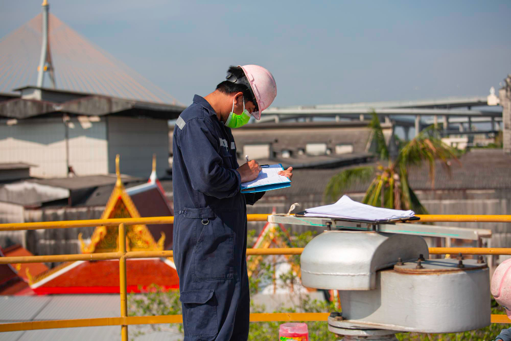 Đội ngũ kỹ sư lắp đặt và chạy thử hệ thống xử lý khí thải tại nhà máy